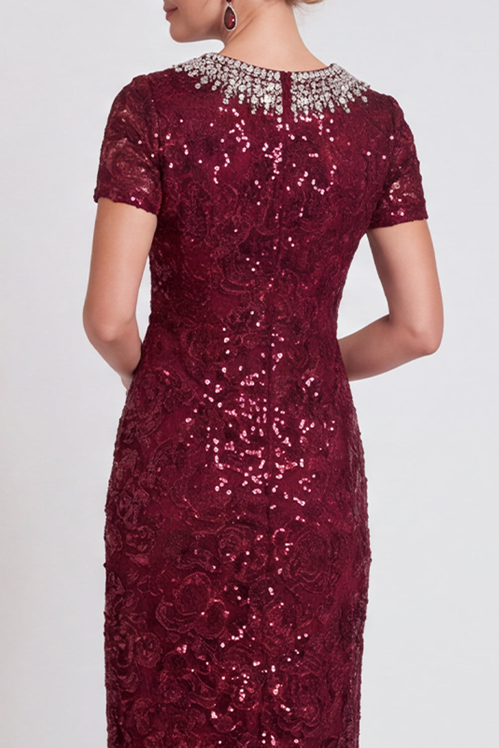 Robe midi fourreau noire scintillante à col rond, ornée de sequins et de perles, idéale pour la mère de la mariée