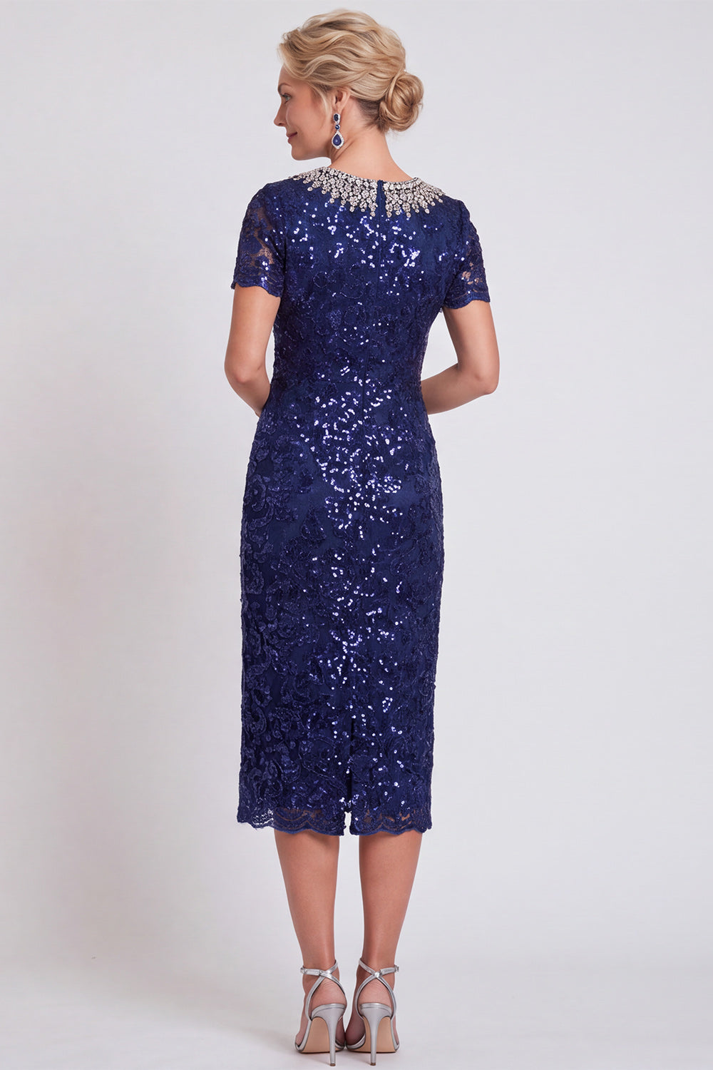 Robe midi fourreau noire scintillante à col rond, ornée de sequins et de perles, idéale pour la mère de la mariée