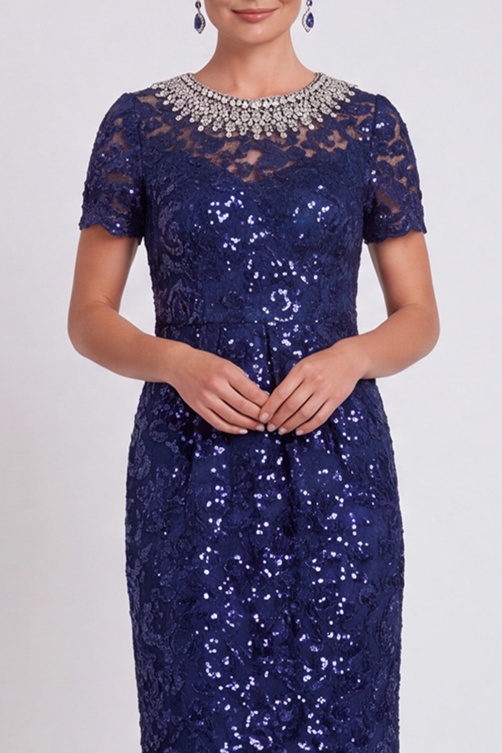 Robe midi fourreau noire scintillante à col rond, ornée de sequins et de perles, idéale pour la mère de la mariée