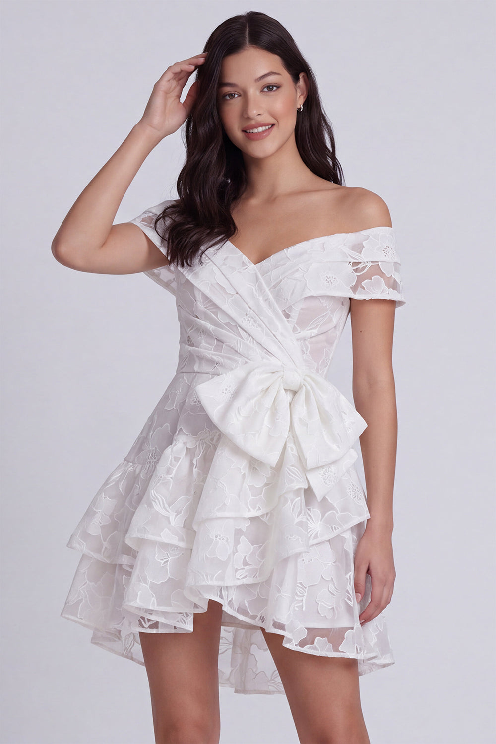 Robe courte trapèze à volants florale couleur ivoire et épaules dénudées pour enterrement de vie de jeune fille avec nœud