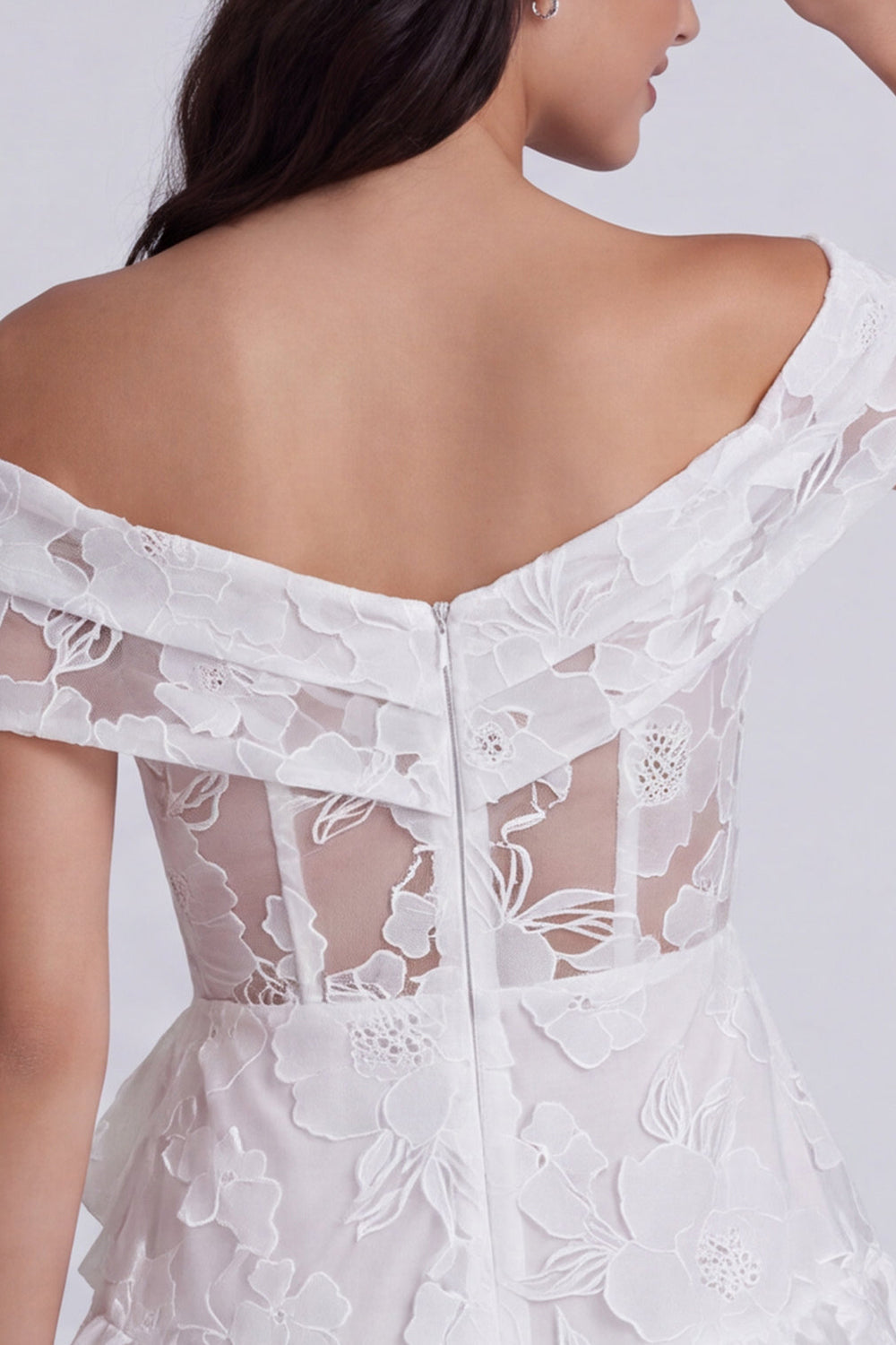 Robe courte trapèze à volants florale couleur ivoire et épaules dénudées pour enterrement de vie de jeune fille avec nœud