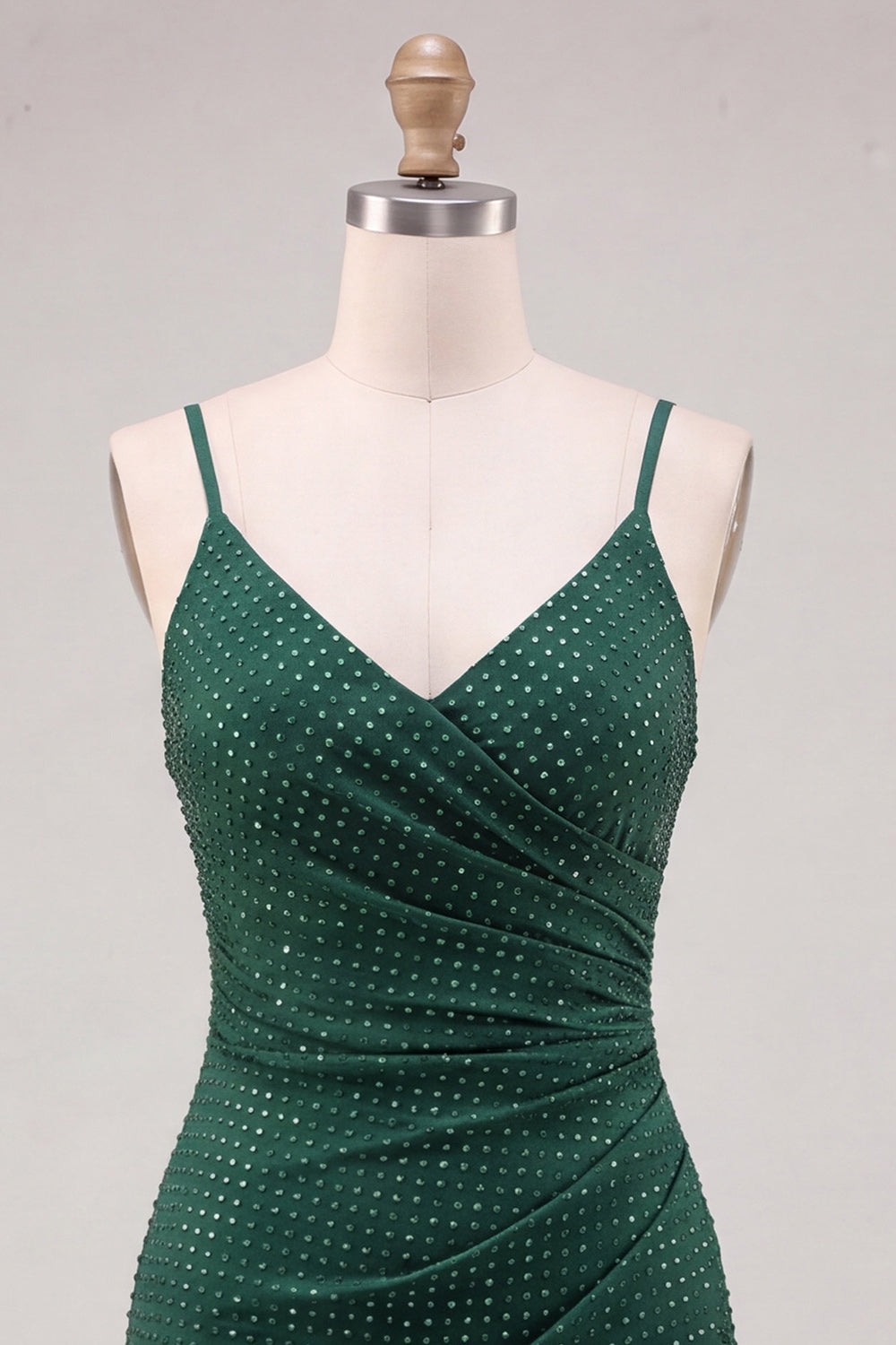 Robe de bal bustier froncée vert foncé à bretelles spaghetti perlée avec fente