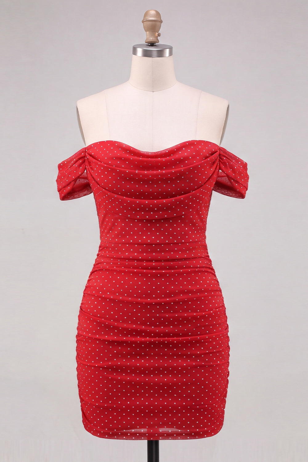 Vestido corto de regreso a casa con espalda cruzada, fruncido, color rojo, ajustado y con hombros descubiertos.