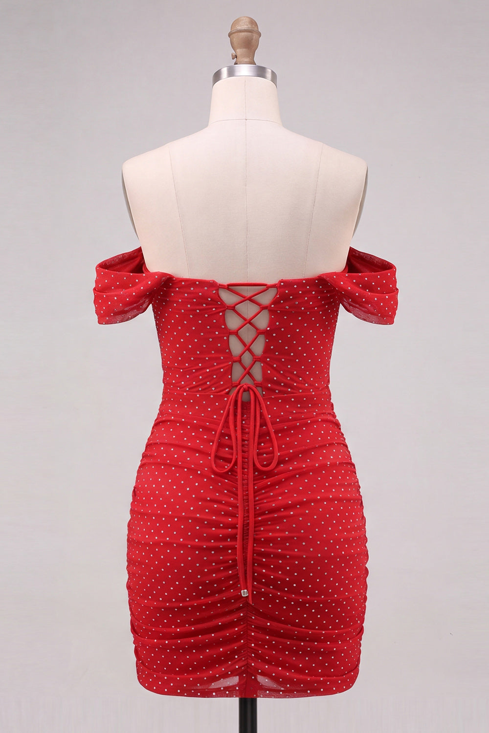 Vestido corto de regreso a casa con espalda cruzada, fruncido, color rojo, ajustado y con hombros descubiertos.