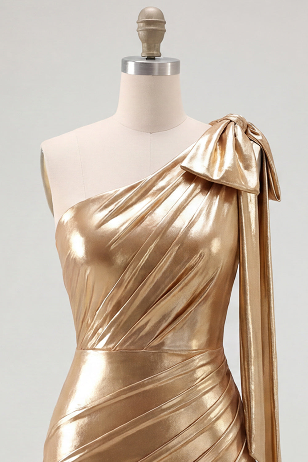 Robe courte de bal asymétrique rouge métallisée drapée à une épaule avec nœud