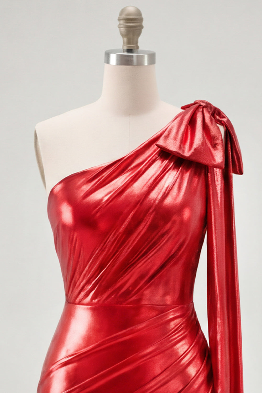 Robe courte de bal asymétrique rouge métallisée drapée à une épaule avec nœud
