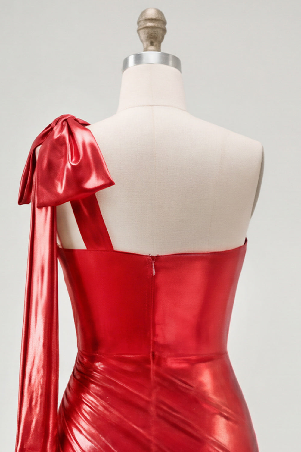 Robe courte de bal asymétrique rouge métallisée drapée à une épaule avec nœud