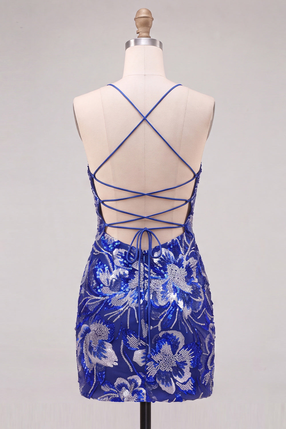 Vestido de fiesta ajustado azul con tirantes finos, lentejuelas, cuentas y espalda con cordones