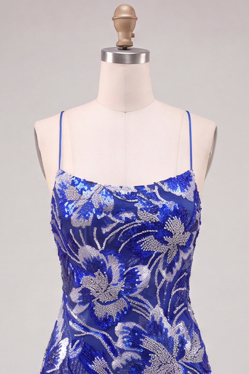 Vestido de fiesta ajustado azul con tirantes finos, lentejuelas, cuentas y espalda con cordones