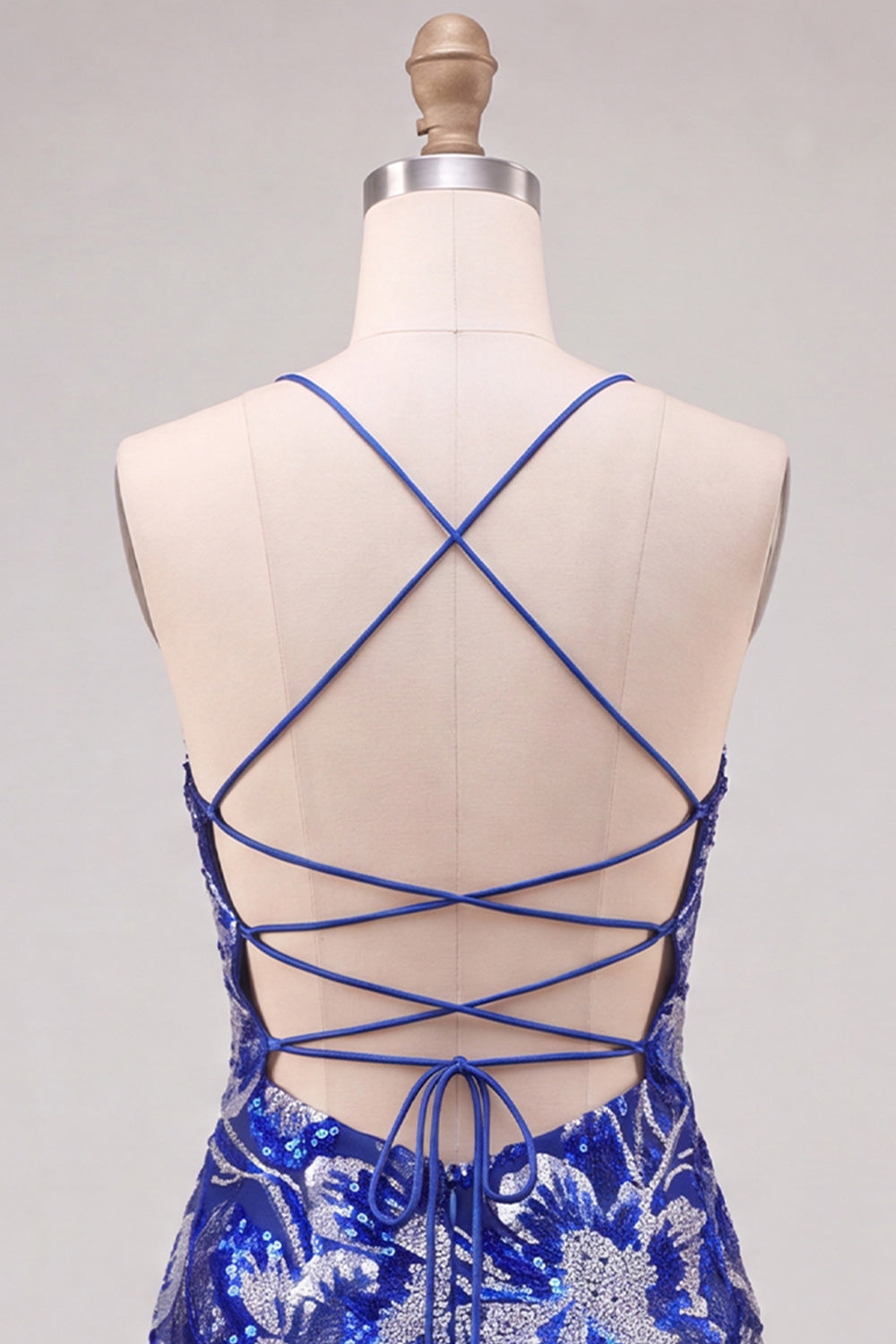 Vestido de fiesta ajustado azul con tirantes finos, lentejuelas, cuentas y espalda con cordones