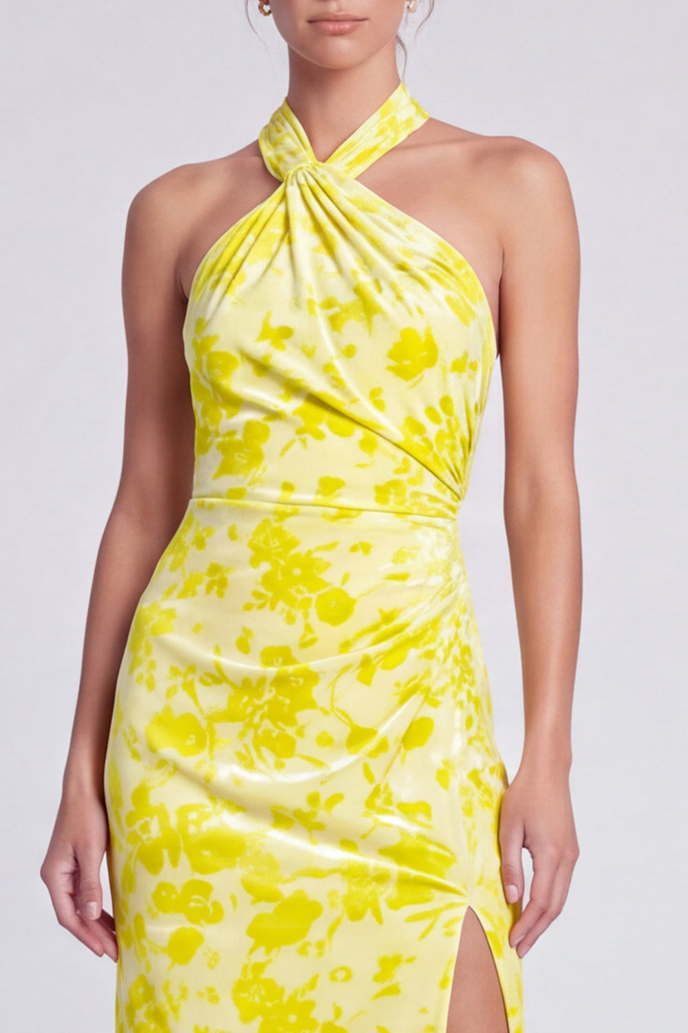 Robe longue rose en velours à col licou avec fente, motif floral, coupe sirène