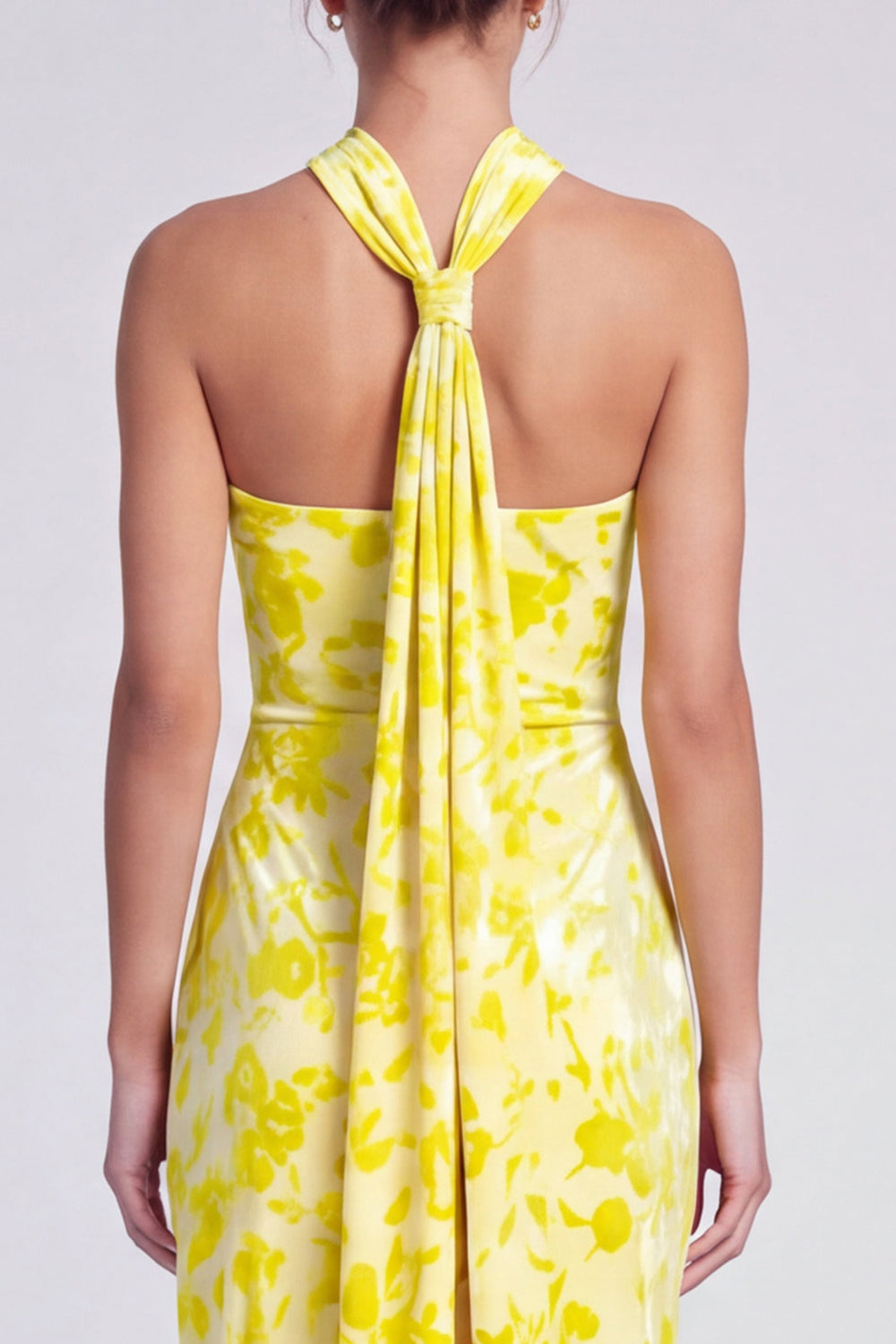 Robe longue rose en velours à col licou avec fente, motif floral, coupe sirène