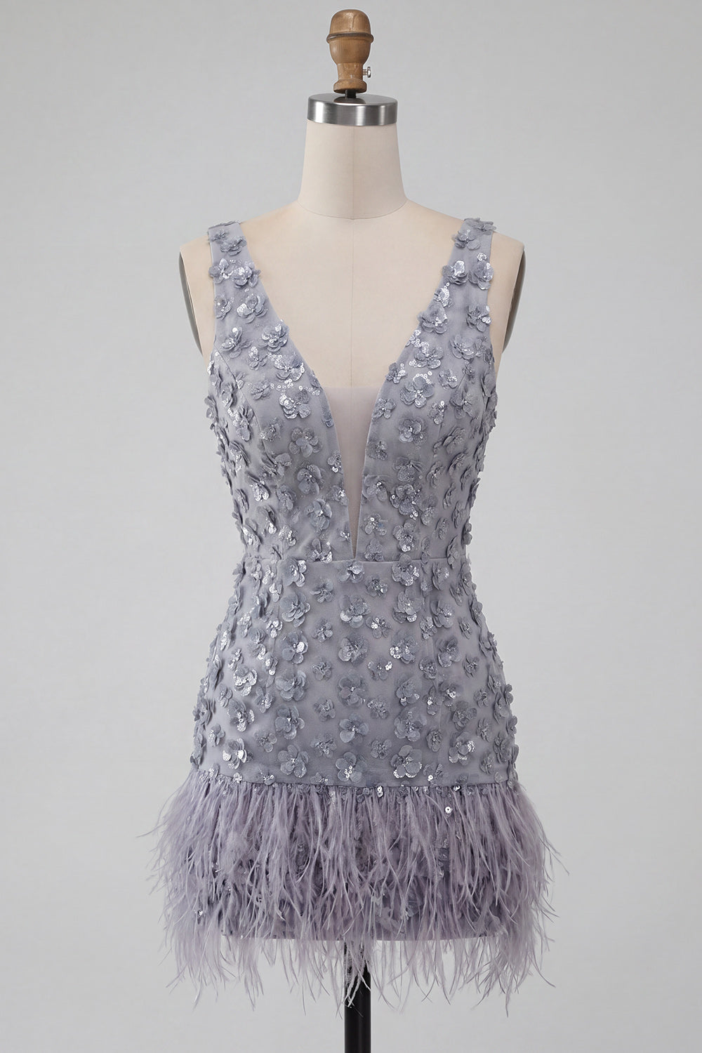 Vestido corto de regreso a casa Dusty Lavender floral con cuello en V y plumas