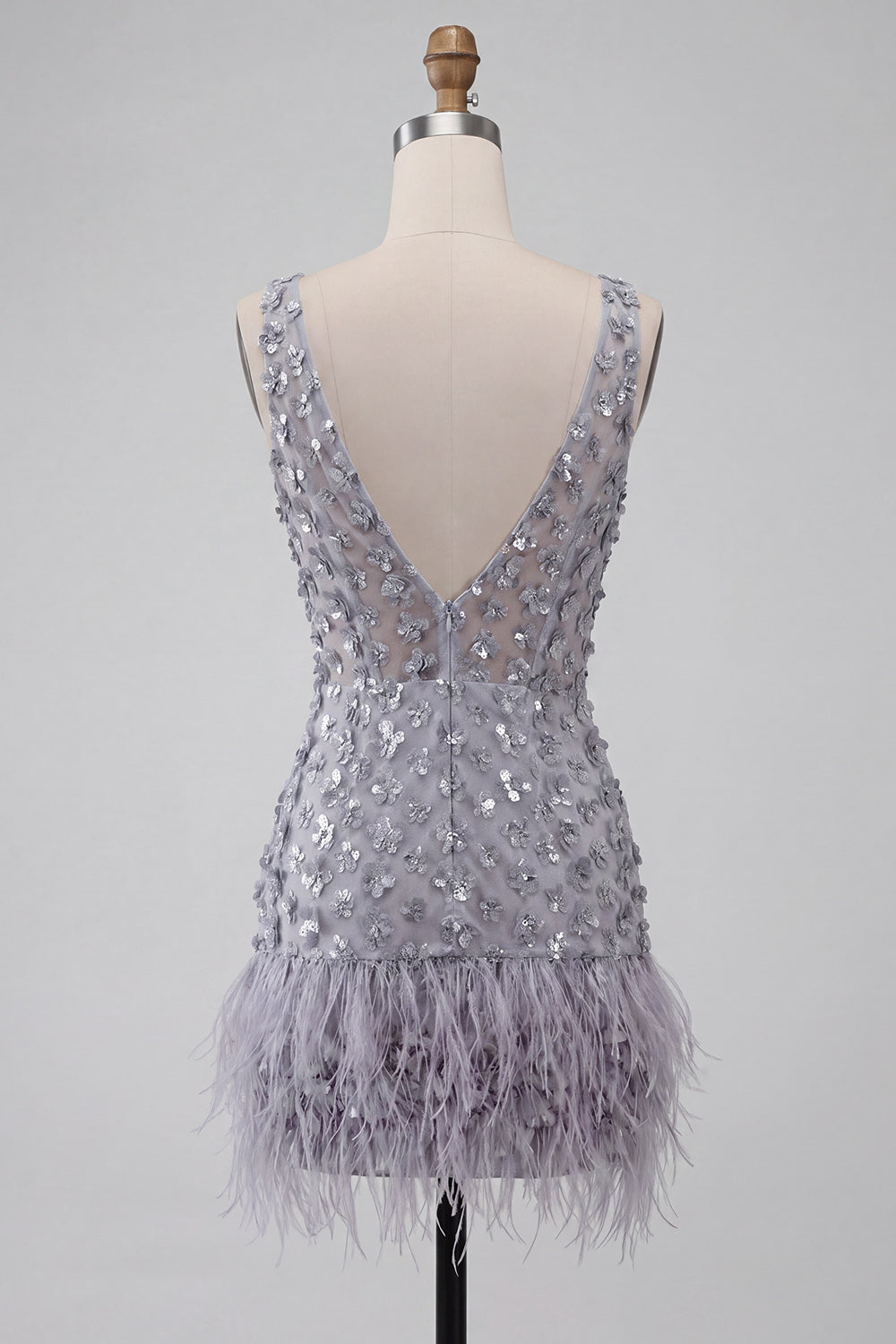 Vestido corto de regreso a casa Dusty Lavender floral con cuello en V y plumas