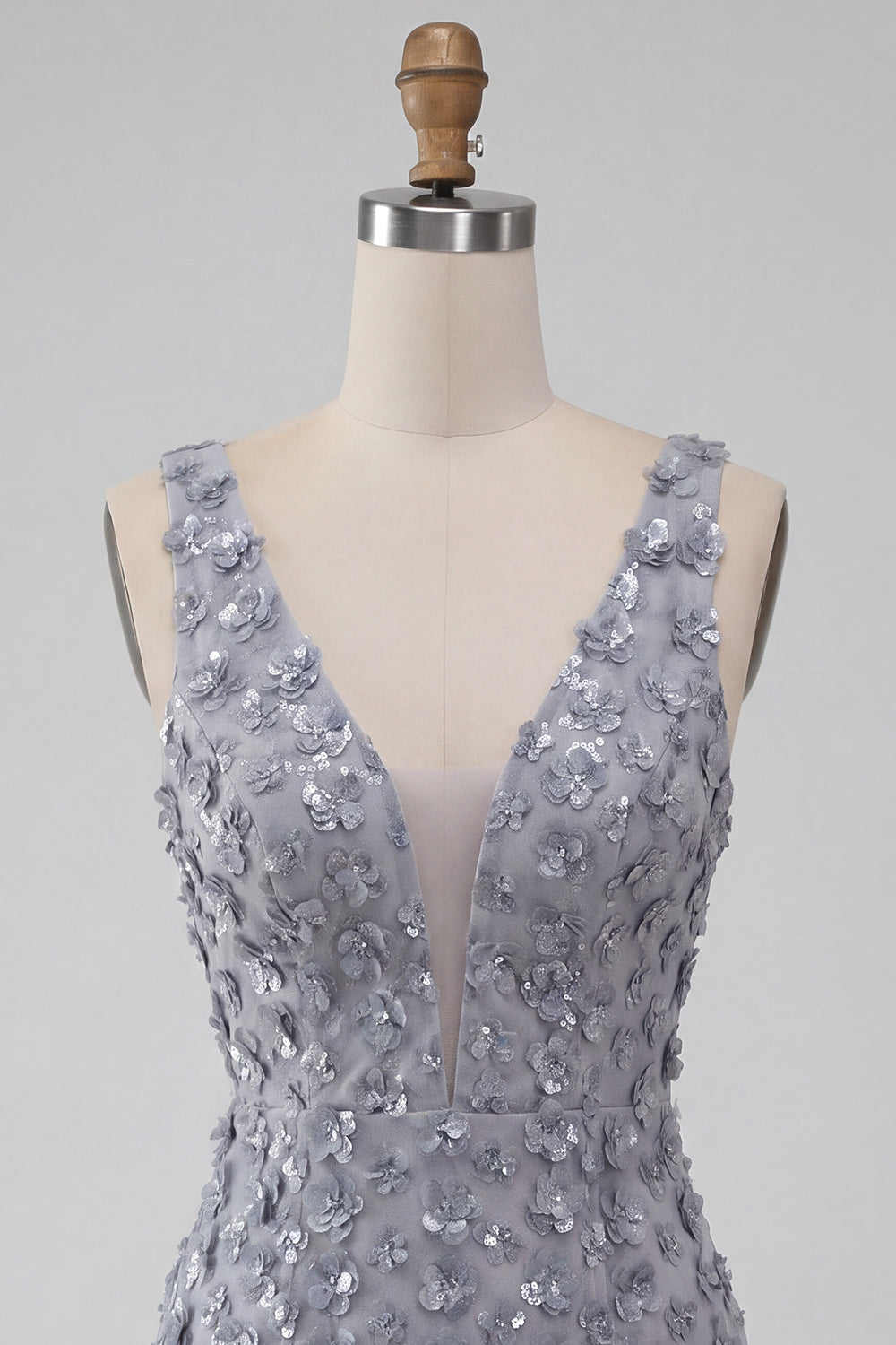 Vestido corto de regreso a casa Dusty Lavender floral con cuello en V y plumas
