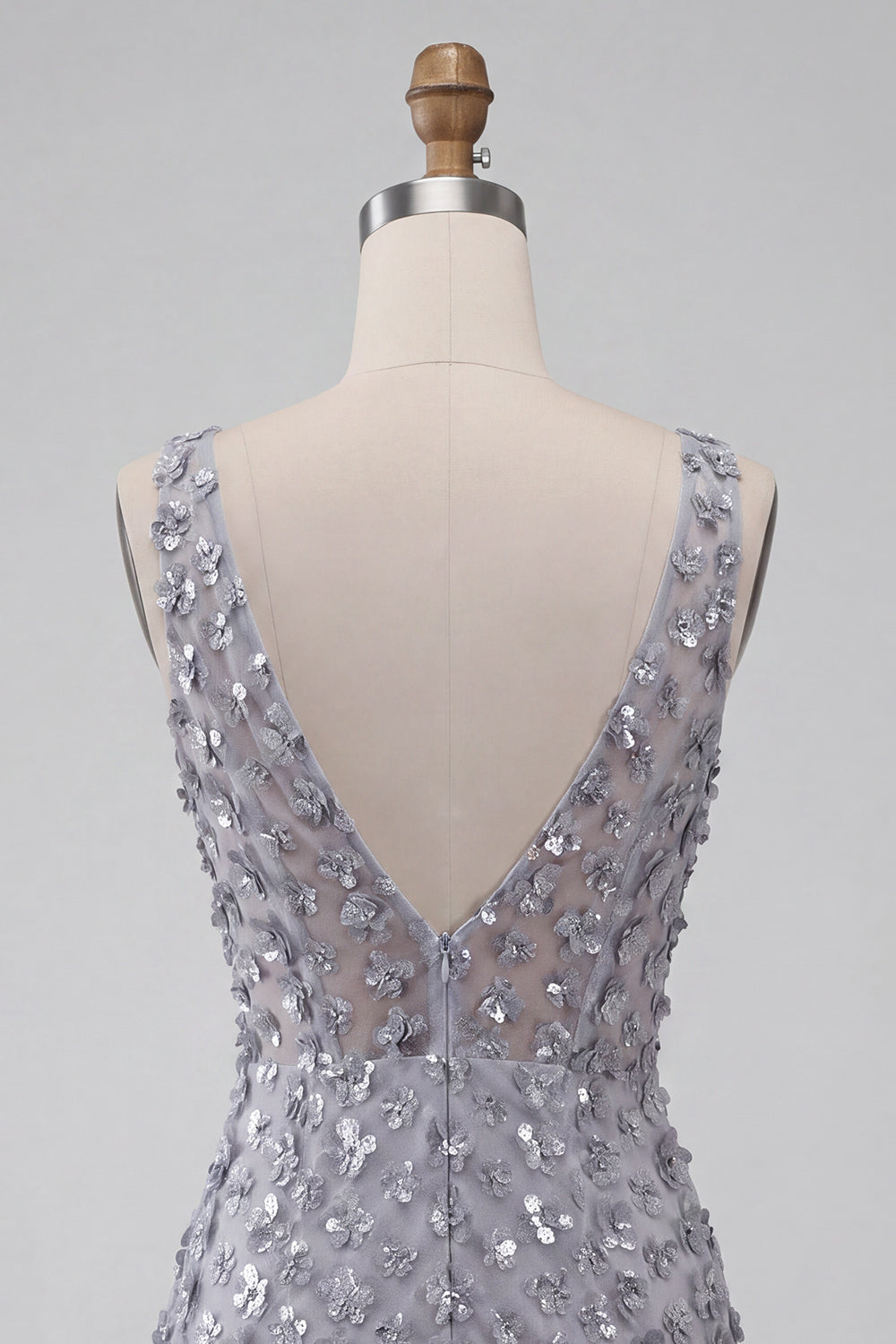 Vestido corto de regreso a casa Dusty Lavender floral con cuello en V y plumas