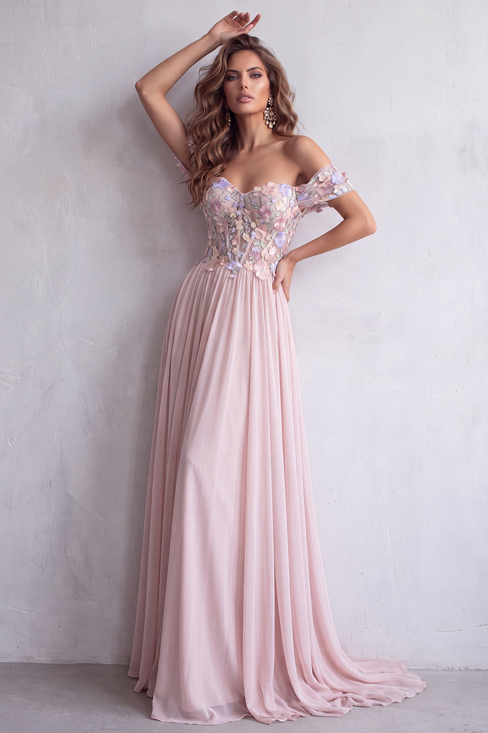 Vestido largo formal rosa claro con corsé de corte A, hombros descubiertos y apliques florales en 3D