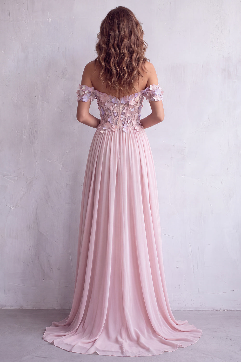 Vestido largo formal rosa claro con corsé de corte A, hombros descubiertos y apliques florales en 3D