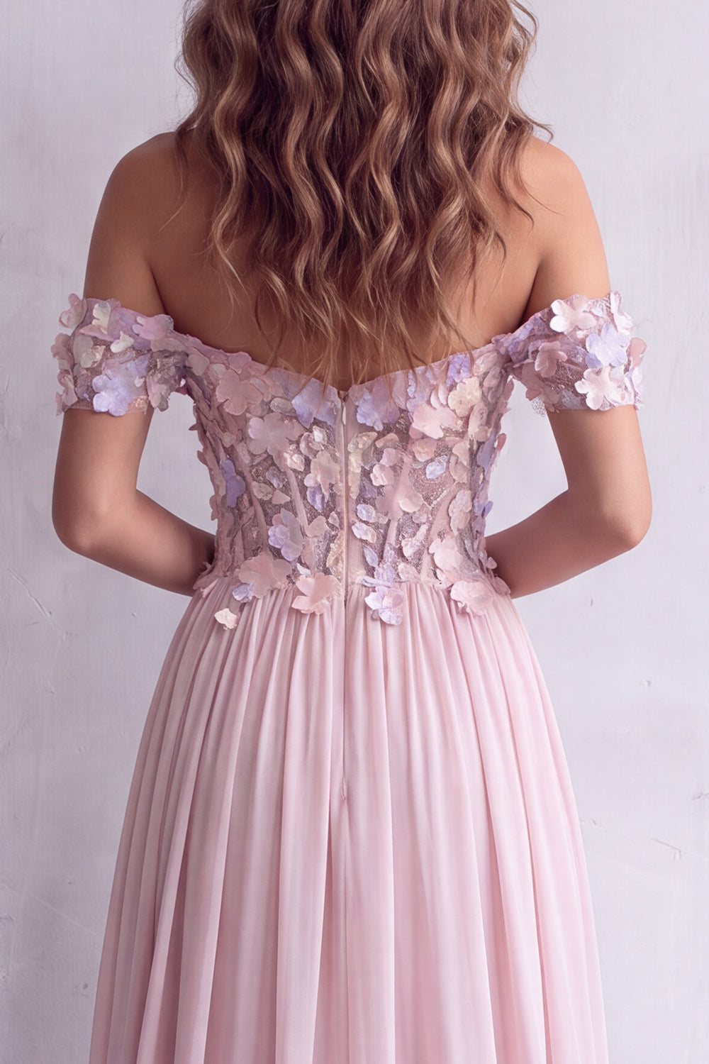 Vestido largo formal rosa claro con corsé de corte A, hombros descubiertos y apliques florales en 3D