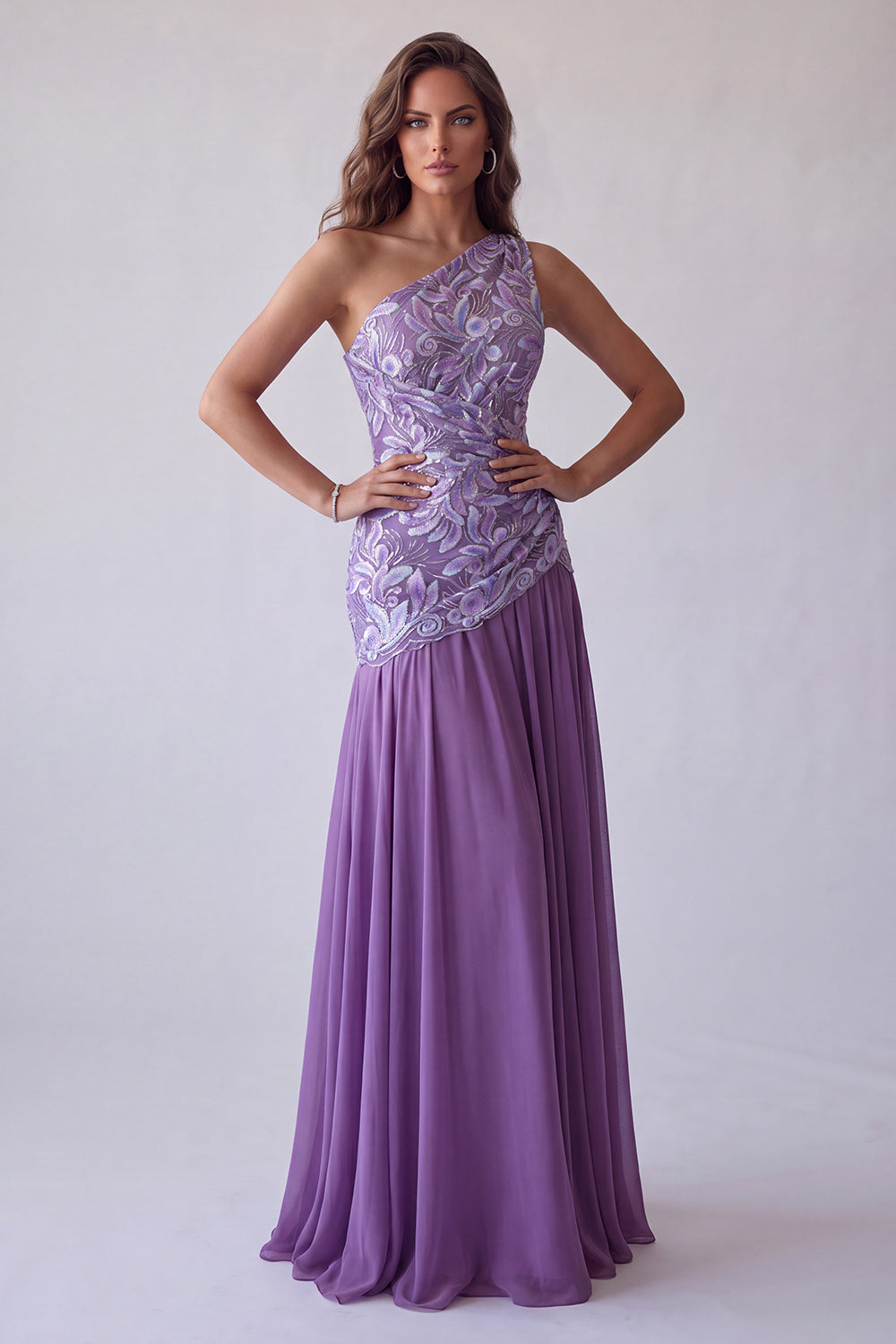 Robe longue de cérémonie asymétrique coupe trapèze brodée de fleurs violettes