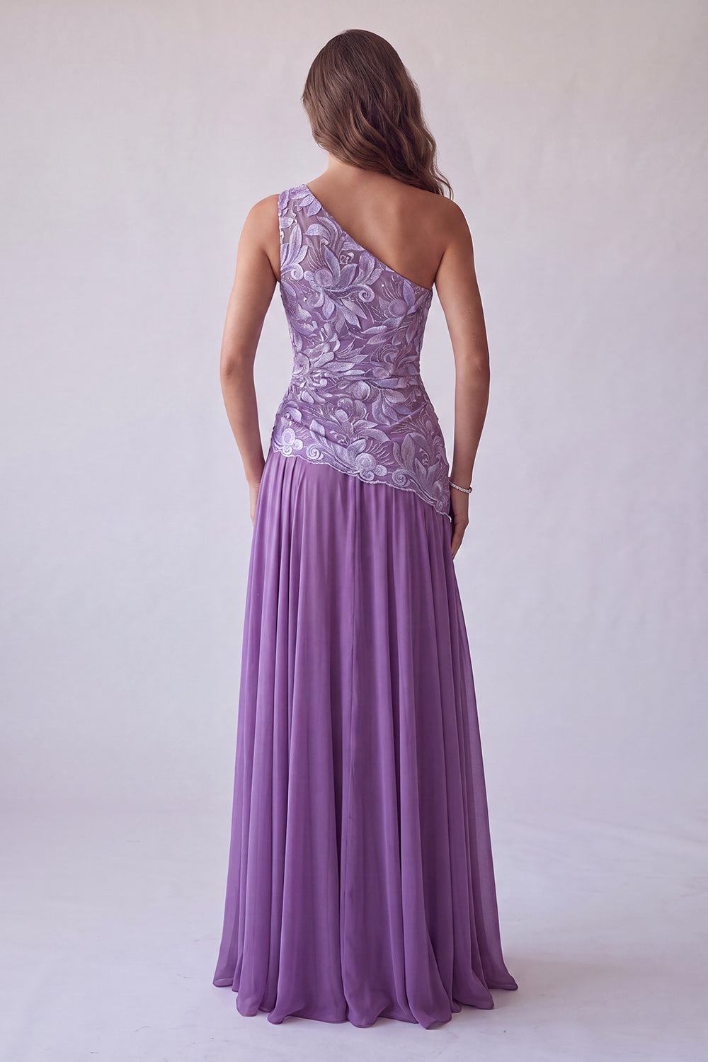 Robe longue de cérémonie asymétrique coupe trapèze brodée de fleurs violettes