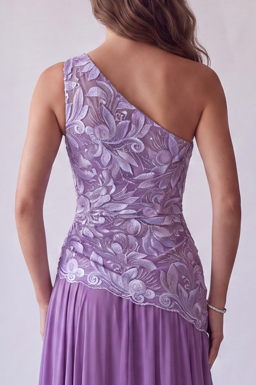 Robe longue de cérémonie asymétrique coupe trapèze brodée de fleurs violettes