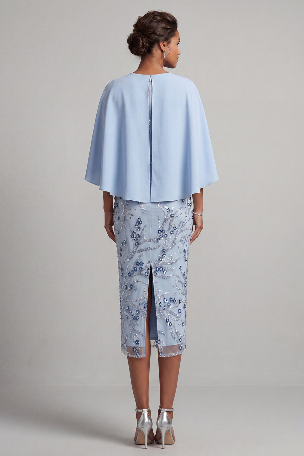 Robe fourreau bleu ciel à col rond avec sequins floraux et manches cape pour la mère de la mariée