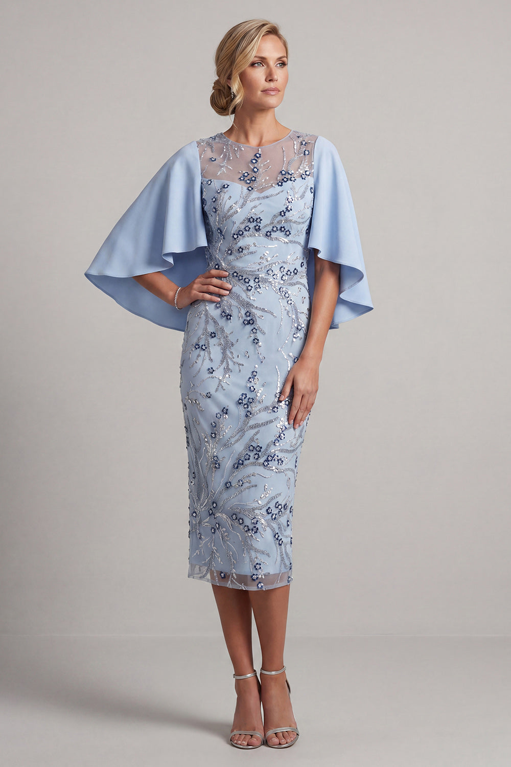 Robe fourreau bleu ciel à col rond avec sequins floraux et manches cape pour la mère de la mariée
