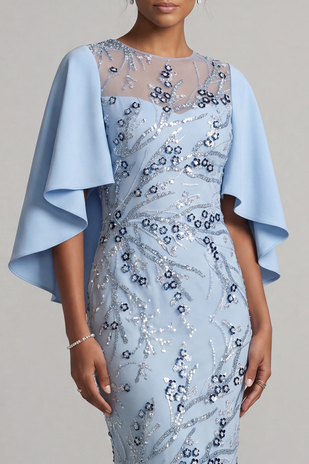 Robe fourreau bleu ciel à col rond avec sequins floraux et manches cape pour la mère de la mariée