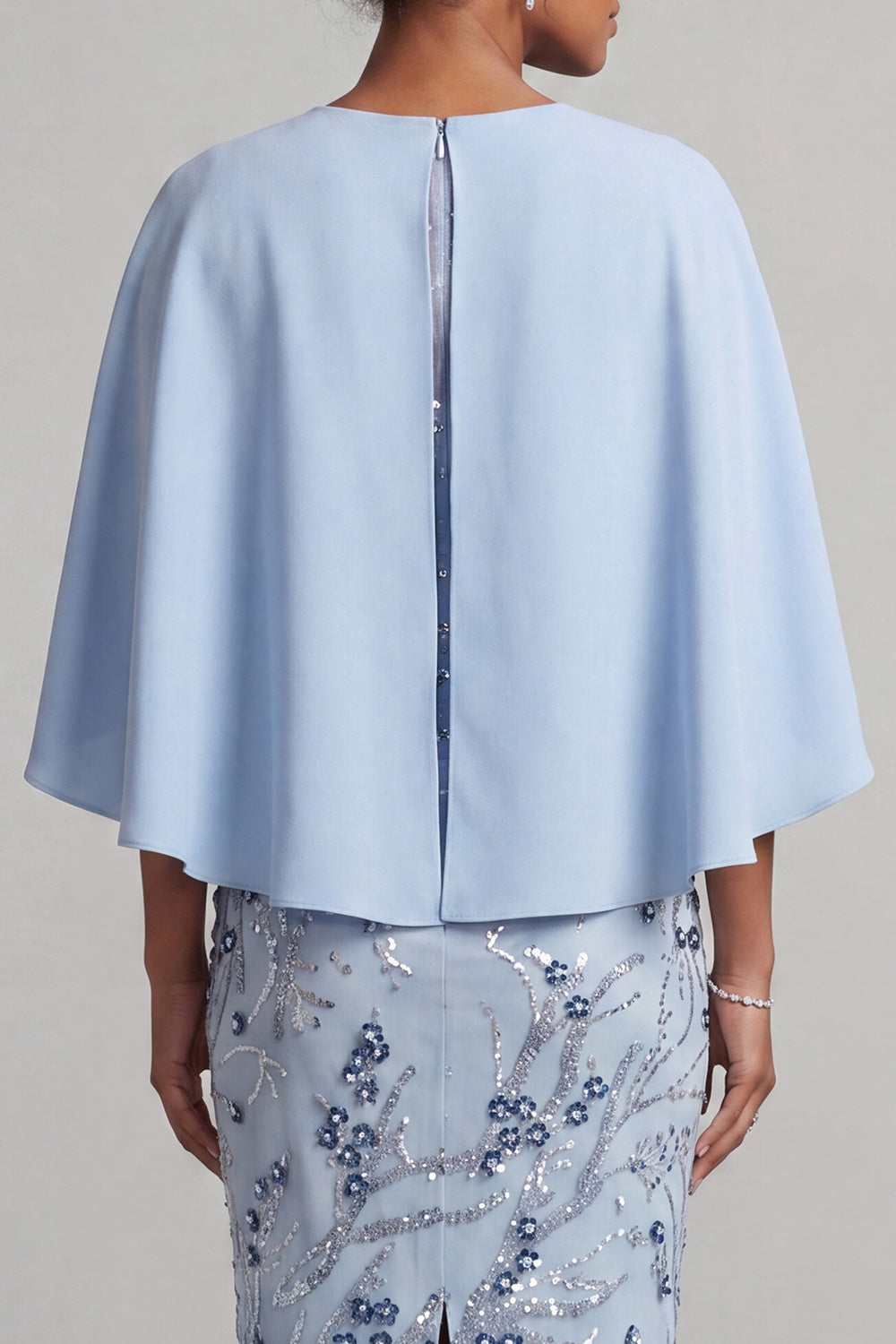 Robe fourreau bleu ciel à col rond avec sequins floraux et manches cape pour la mère de la mariée