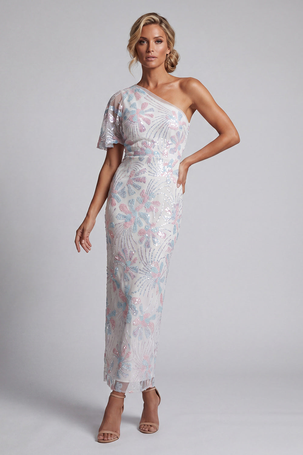 Robe longue fourreau asymétrique à fleurs et paillettes, idéale pour la mère de la mariée