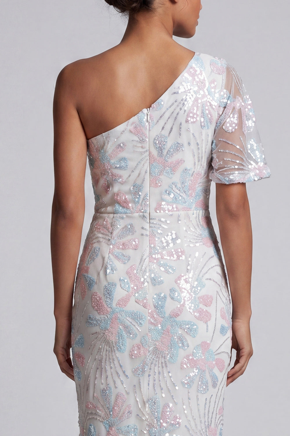 Robe longue fourreau asymétrique à fleurs et paillettes, idéale pour la mère de la mariée