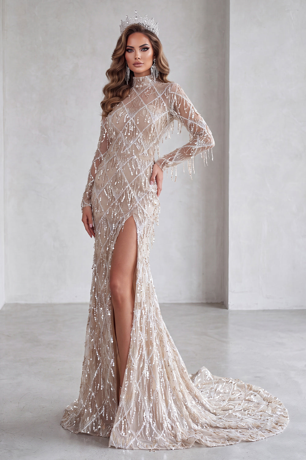 Robe de soirée longue sirène champagne à col montant, sequins et franges, avec fente