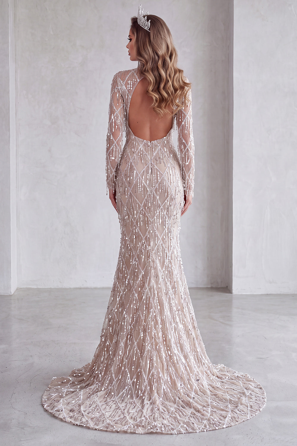 Robe de soirée longue sirène champagne à col montant, sequins et franges, avec fente