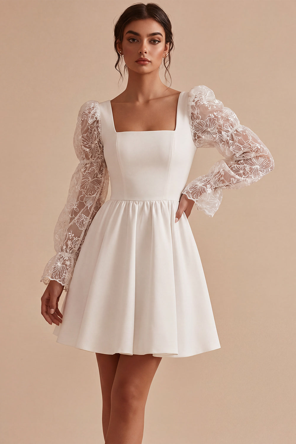 Robe trapèze blanche à col carré et dentelle, manches longues