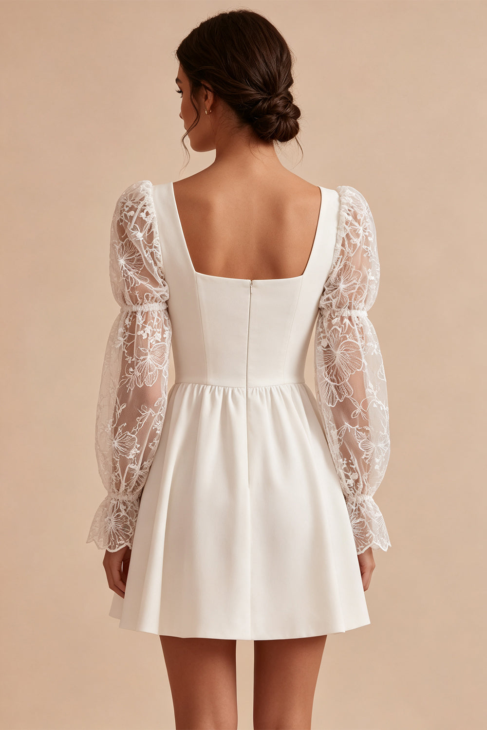 Robe trapèze blanche à col carré et dentelle, manches longues