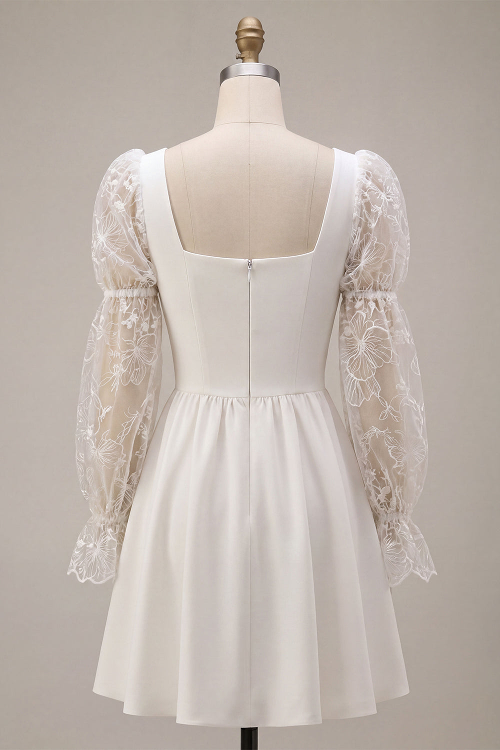 Robe trapèze blanche à col carré et dentelle, manches longues