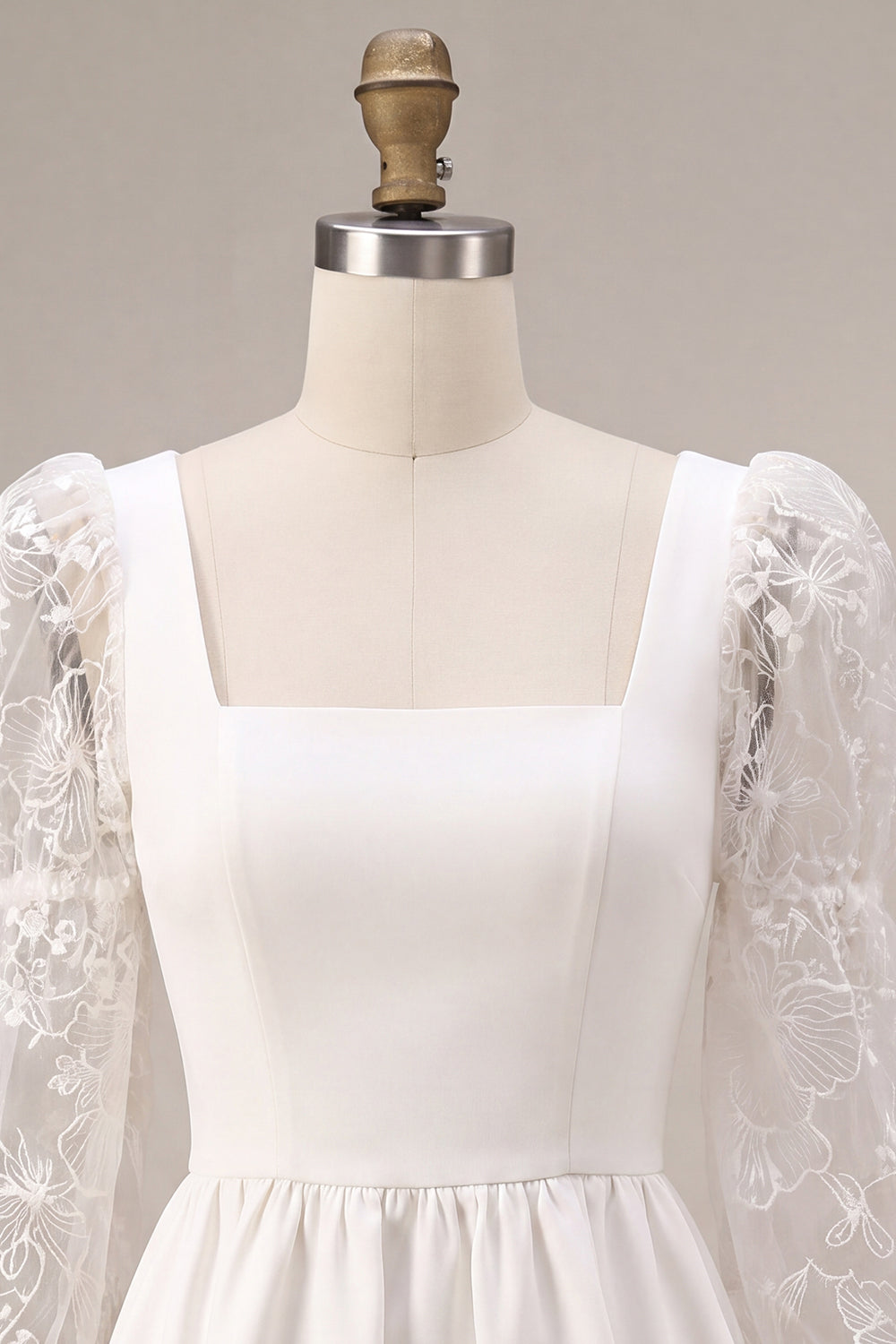 Robe trapèze blanche à col carré et dentelle, manches longues