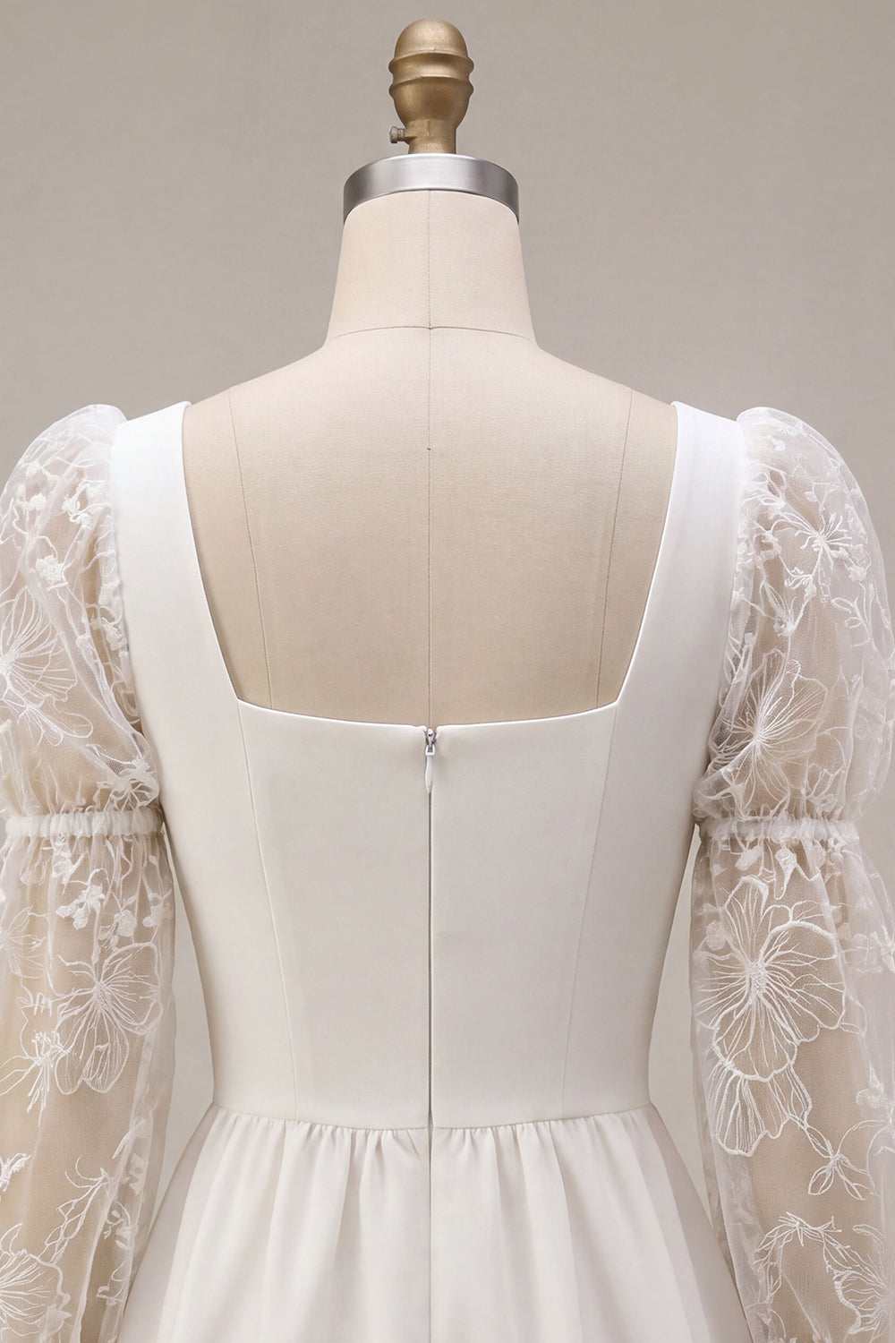 Robe trapèze blanche à col carré et dentelle, manches longues