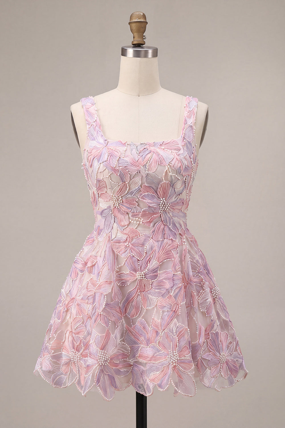 Vestido corto lila de cuello cuadrado y corte A para fiesta de bienvenida con perlas y bordados florales