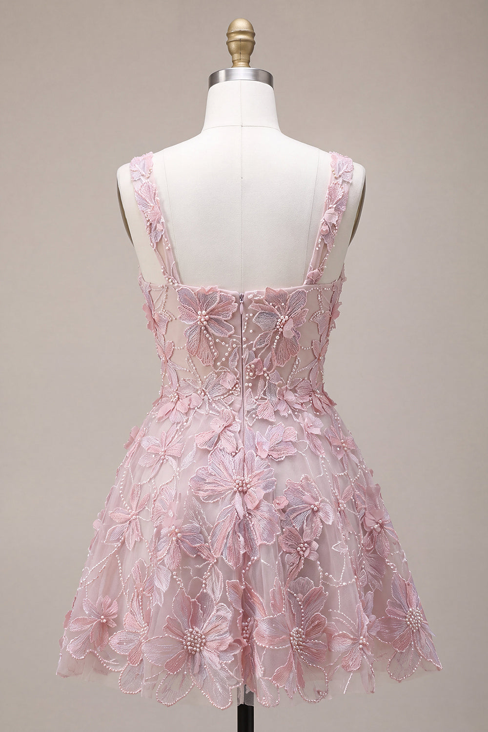 Vestido corto lila de cuello cuadrado y corte A para fiesta de bienvenida con perlas y bordados florales