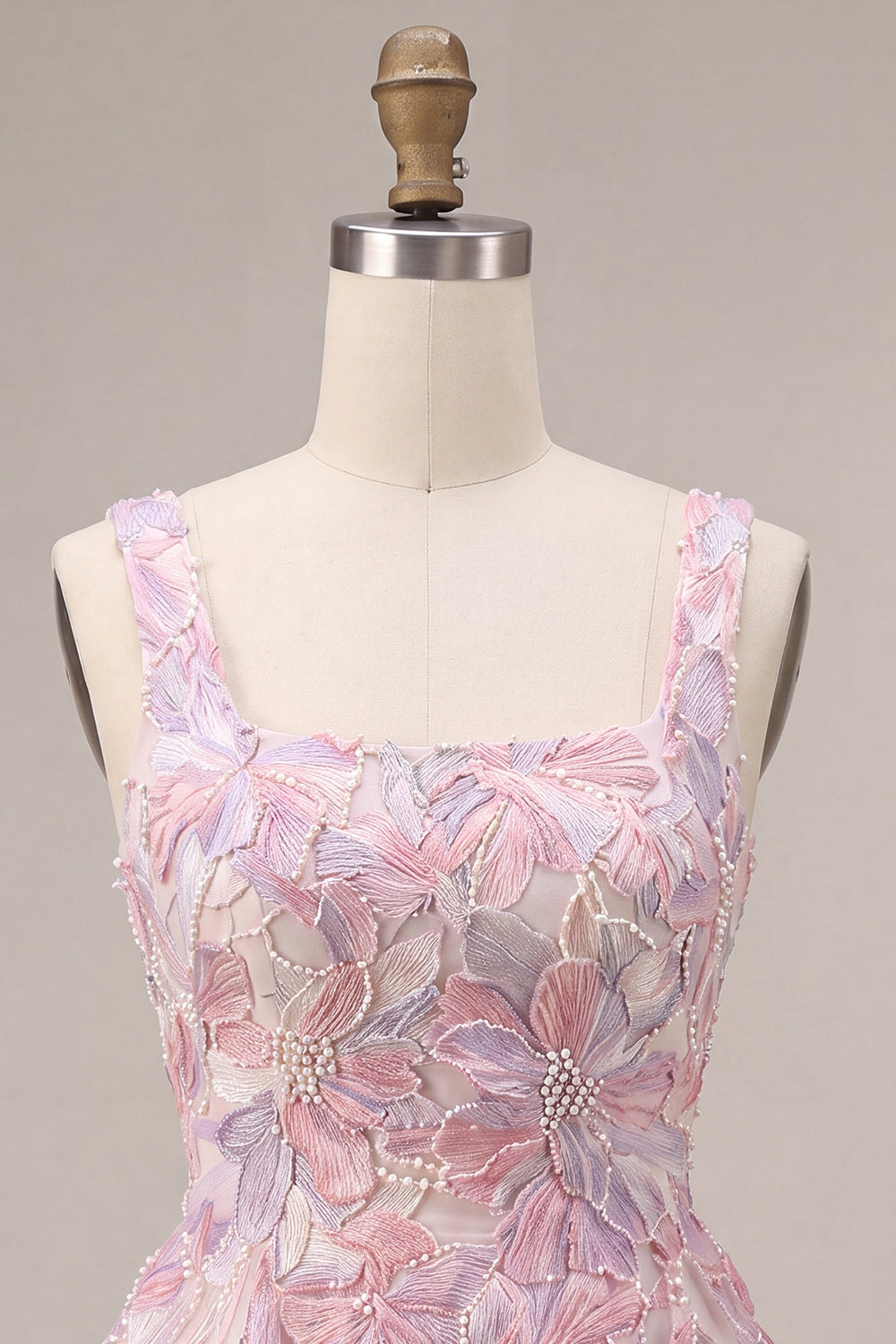Vestido corto lila de cuello cuadrado y corte A para fiesta de bienvenida con perlas y bordados florales