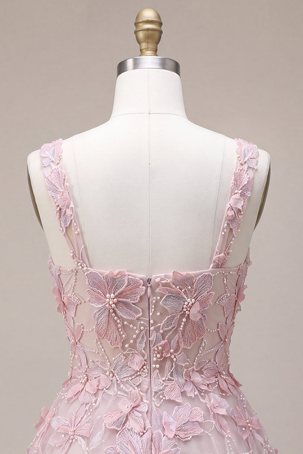 Vestido corto lila de cuello cuadrado y corte A para fiesta de bienvenida con perlas y bordados florales