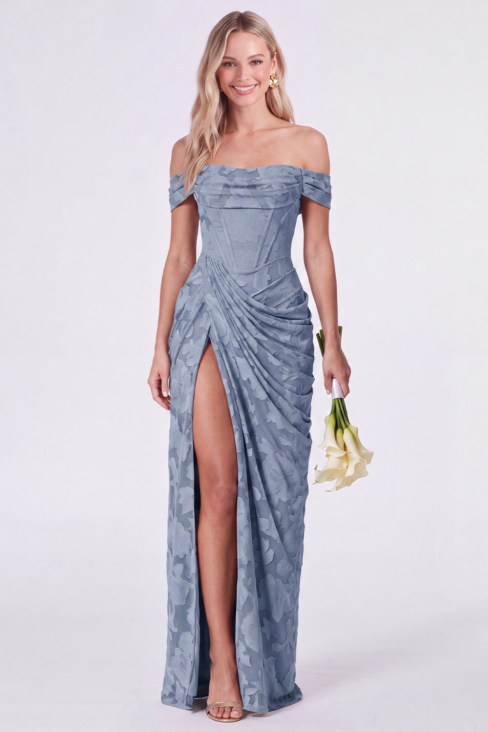 Vestido de Dama de Honor Sage Sirena Floral con Corsé, Hombros Descubiertos y Abertura