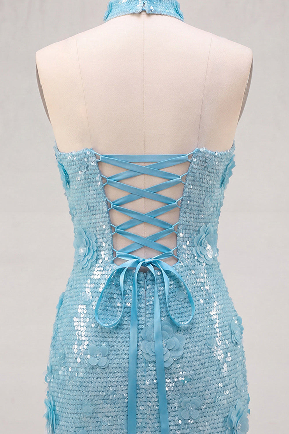 Robe courte de cocktail moulante dorée à paillettes sans bretelles avec laçage au dos