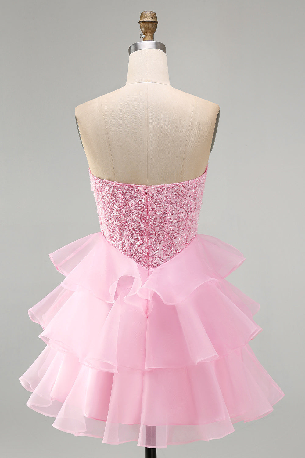 Robe de bal courte trapèze rose pailletée à sequins, perles et volants à niveaux