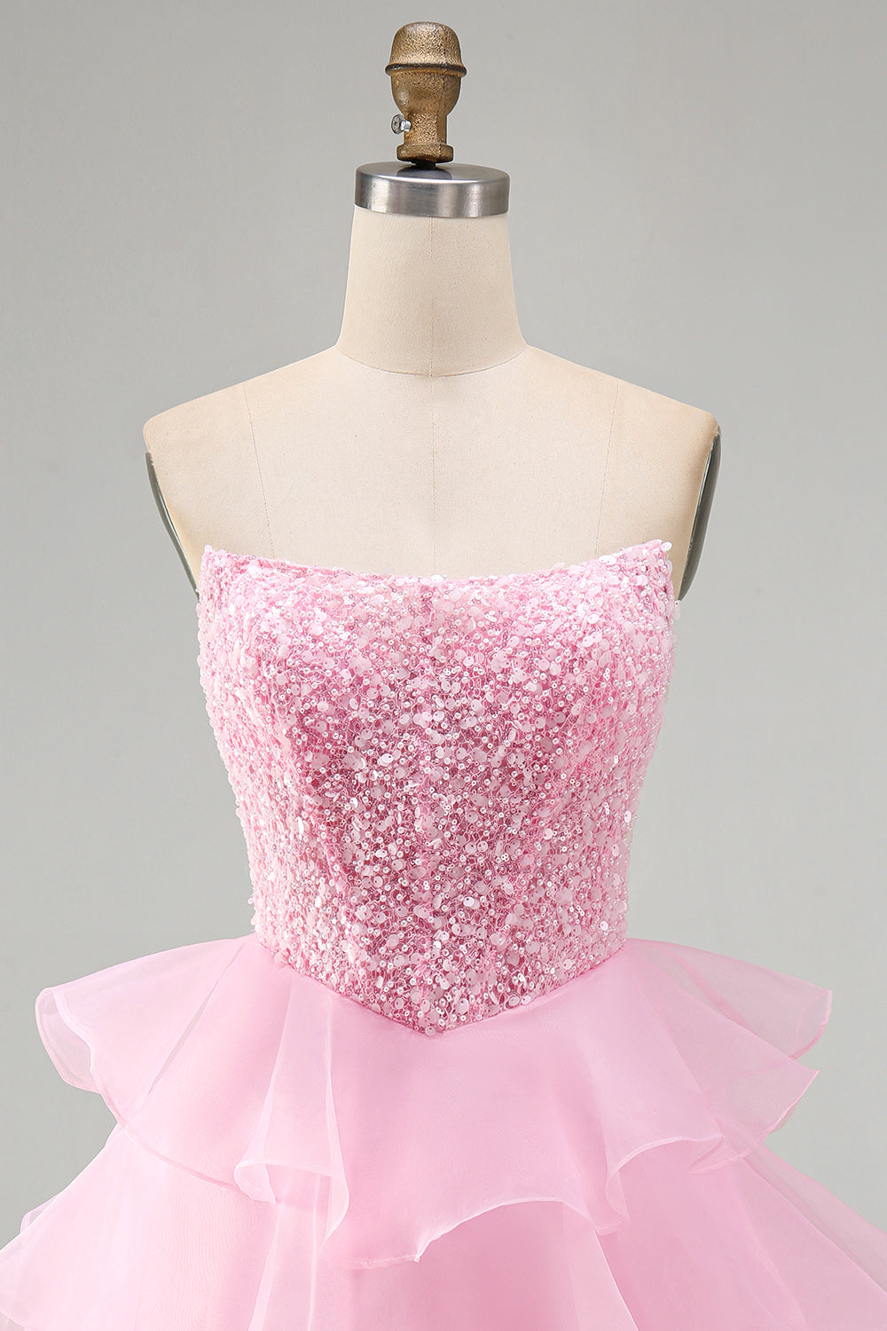 Robe de bal courte trapèze rose pailletée à sequins, perles et volants à niveaux