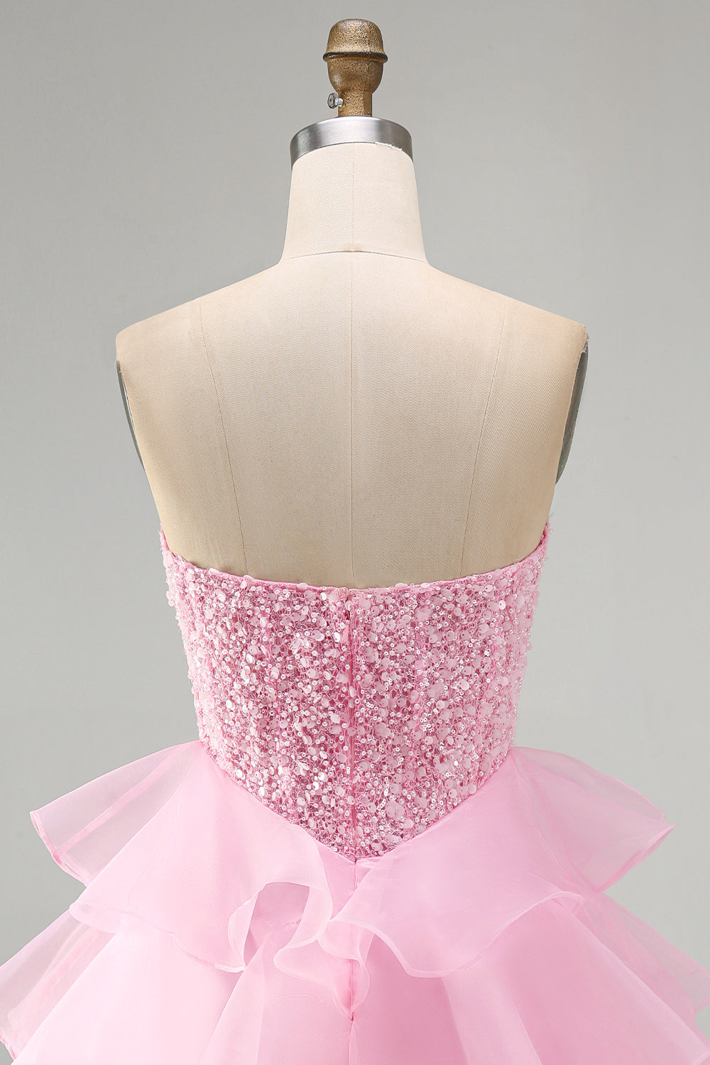 Robe de bal courte trapèze rose pailletée à sequins, perles et volants à niveaux