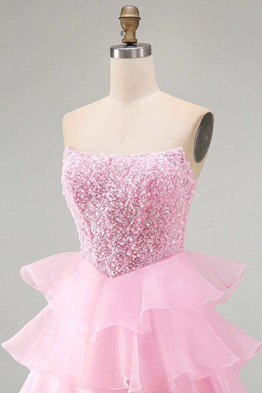 Robe de bal courte trapèze rose pailletée à sequins, perles et volants à niveaux