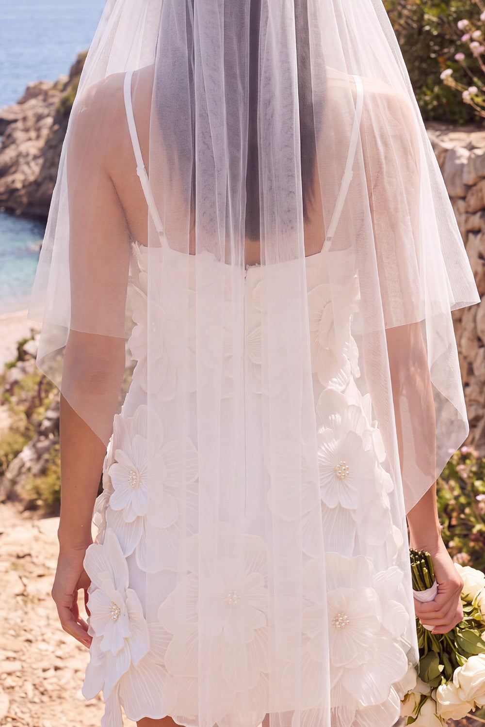 Robe de mariée mini fourreau blanche col en V avec fleur 3D